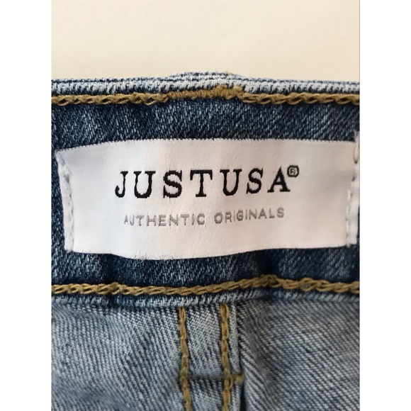 Just USA Women’s Mid-Rise Distressed Denim Cuffed Shorts Size Small - Picture 3 of 4